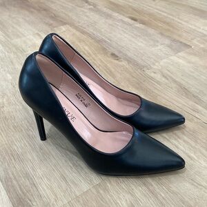 NEW Women’s Ebynue Pointed Toe Pumps